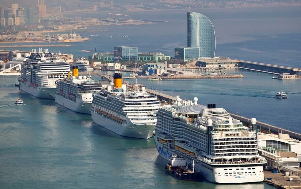 La Universitat de Barcelona estima que el 4,1 % de los visitantes de Barcelona provienen del turismo de cruceros 