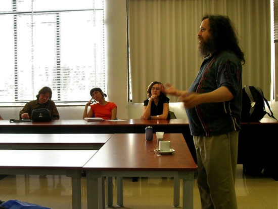 Richard Stallman impartiendo la conferencia el 14 de mayo de 2007 en la Facultat de Biblioteconomia i Documentació de Barcelona
