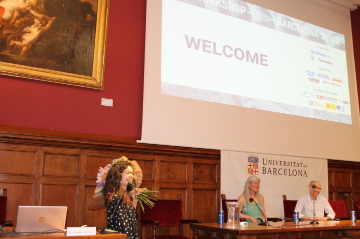 Dr. Teresa Ribas Prats receiving a bouquet of flowers as the representative of the organizing team of the FFR workshop 2022.