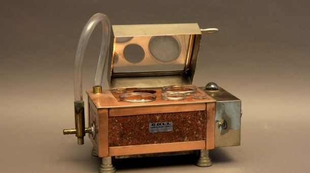 Estufa de parafina Call de 1940 (Col·lecció Instruments Científics de la Facultat de Biologia)