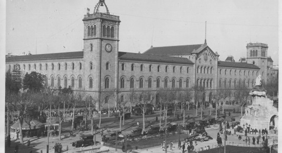 Fotografia de la façana principal de la Universitat de Barcelona realitzada per Pau Lluís Torrents (Arxiu UB)