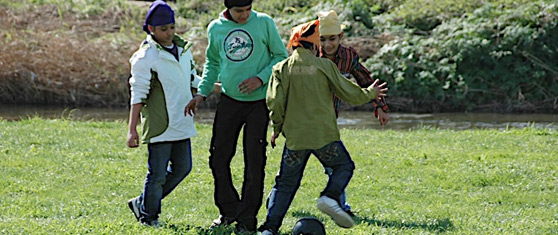 Nens indis jugant a futbol Nens indis jugant a futbol