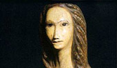 Schnitzerei der romanischen Jungfrau mit bezeichnendem populärem Charakter