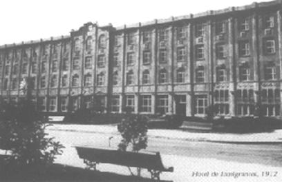 Edificio de dormitorios y comedor que adquirió, con el tiempo, el nombre aplicado al conjunto: "Hotel de Inmigrantes", hoy sede del museo, 1912. (Archivo General de la Nación)
