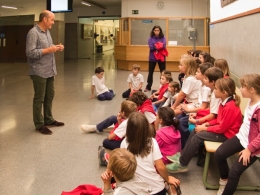 Un centenar de nens i nenes visiten la Facultat de Ciències de la Terra