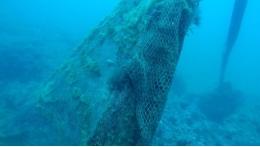 A 100-meter fishnet is removed from the seabeds in Blanes