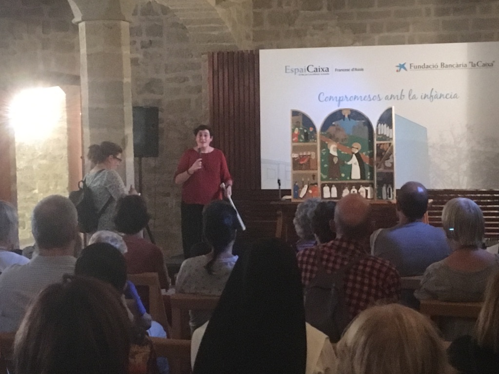 ARACELI ROSILLO ENGAGED IN CONVERSATION WITH THE AUDIENCE