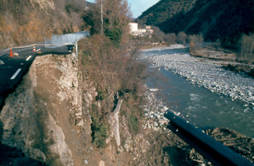 Afectació de la carretera als Banys de St Vicenç - Riuada Segre 1982 - Foto JMVilaplana
