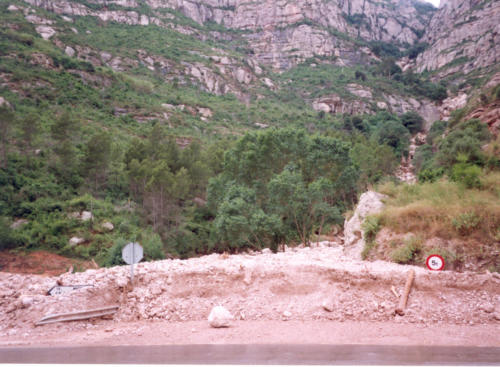 Efectes dels aiguats de nov 2000 a Montserrat - con de dejecció generat a la intersecció del torent de Santa Maria amb la C-55 - Foto GFurdada