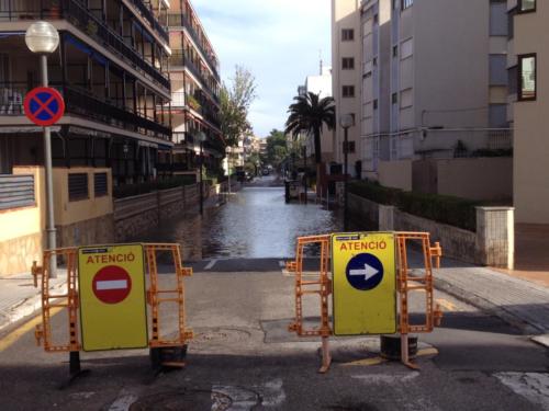 Inundacions barri la Salut (Salou) senyalització defensa temporal passiva nov 2014- Foto GFurdada