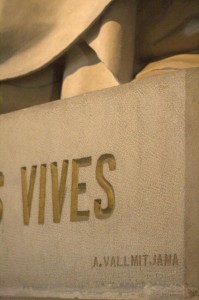 Name of A. [Agapit] Vallmitjana engraved on the base of the sculpture of Lluís Vives