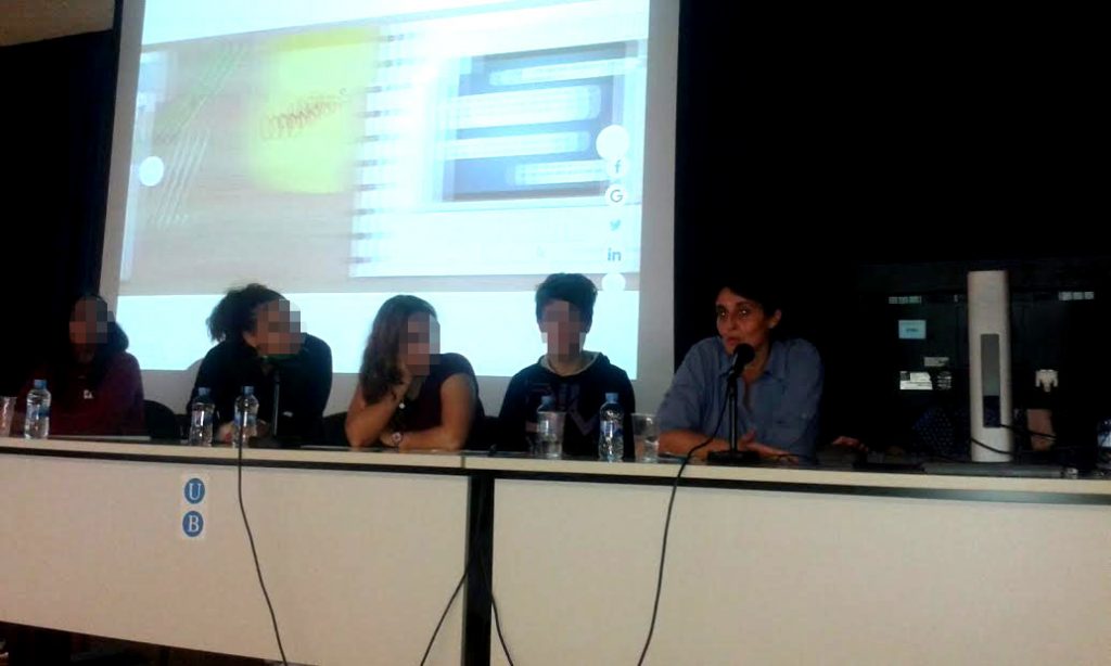 Mesa redonda "La juventud antes las violencias de género 2.0", con Nieves Prado, Rosa María Aznar y alumnado del IES Esteve Terradas i Illa, de Cornellà de Llobregat.