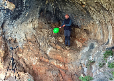 Andrea Di Miceli during the acoustic measurements in Grotta Pazienza