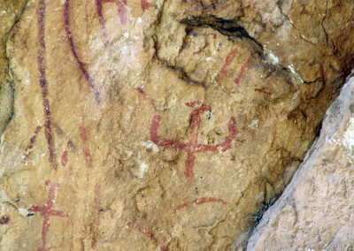 Schematic red paintings in Rava Tagliata rock shelter