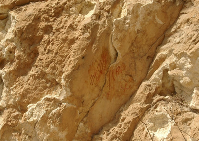 Schematic red paintings in Rava Tagliata rock shelter