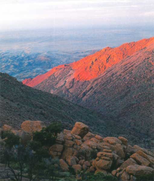 The red glow of the Daureb/Brandberg in Namibia (Lenssen-Erz & Erz 2000:9)