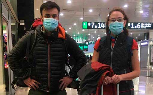 Margarita Díaz-Andreu y Neemias Santos en el aeropuerto