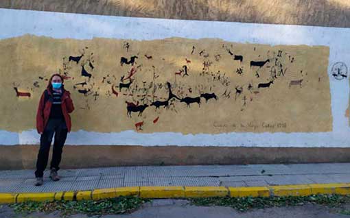 El panel de la Cueva de la Vieja reproducido en el pueblo de Alpera.