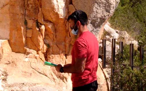 Neemias Santos da Rosa tomando notas en la Cañaica del Calar