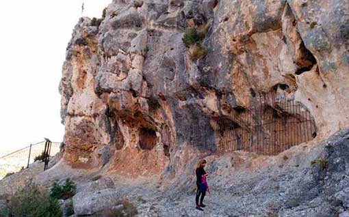 Parte del farallón donde se encuentran los abrigos rocosos de Solana de las Covachas