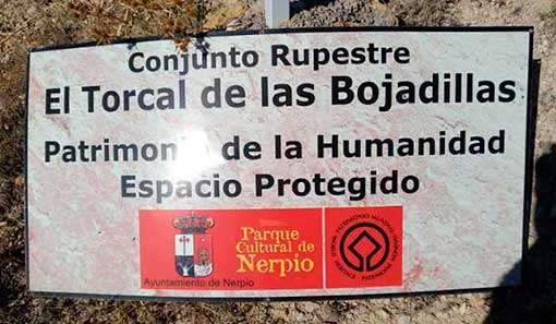 Señalización en la entrada del área protegida del Torcal de las Bojadillas