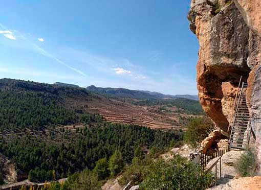 Farallón rocoso donde se encuentran los abrigos del Torcal de las Bojadillas y vista desde los mismos