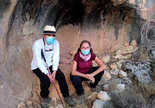 Antonio Carreño y Margarita Díaz-Andreu en uno de los abrigos visitados en el área de Nerpio