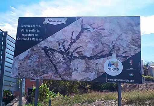 Cartel publicitario a la entrada de Nerpio que indica que el municipio tiene el 70% del total de yacimientos de arte rupestre de Castilla-La Mancha