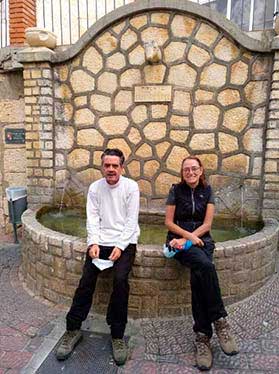 Antonio Carreño y Margarita Díaz-Andreu sentados en la fuente del pueblo de Nerpio