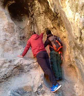 Emilio y Neemias comprobando las figuras de Cuevas del Engarbo