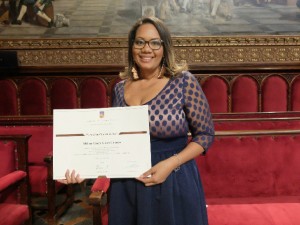 Milena Gómez Cedeño receives the UB Extraordinary Doctoral prize. / GX