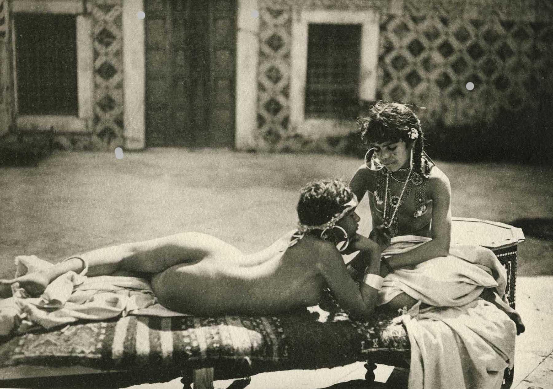 In the harem. Foto: Lehnert & Landrock (postcard, 1900s-1910s). Domini públic