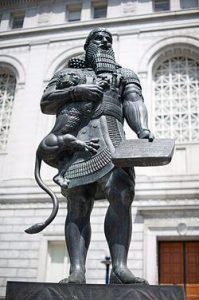Estatua de Asurbanipal por Fred Parhad, San Francisco. Cortesía de sutori.com
