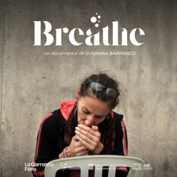 Elisabet Almeda Samaranch comenta el documental BREATHE en la tertúlia posterior a la projecció al Centre Cívic Joan Oliver-Pere Quart
