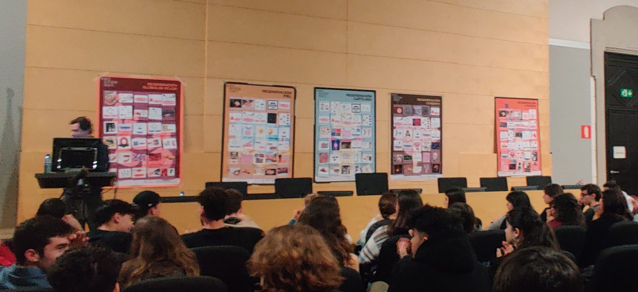 Estudiantes participando en el UniStem Day 2023 (Aula Magna de la Facultad de Medicina y Ciencias de la Salud UB)
