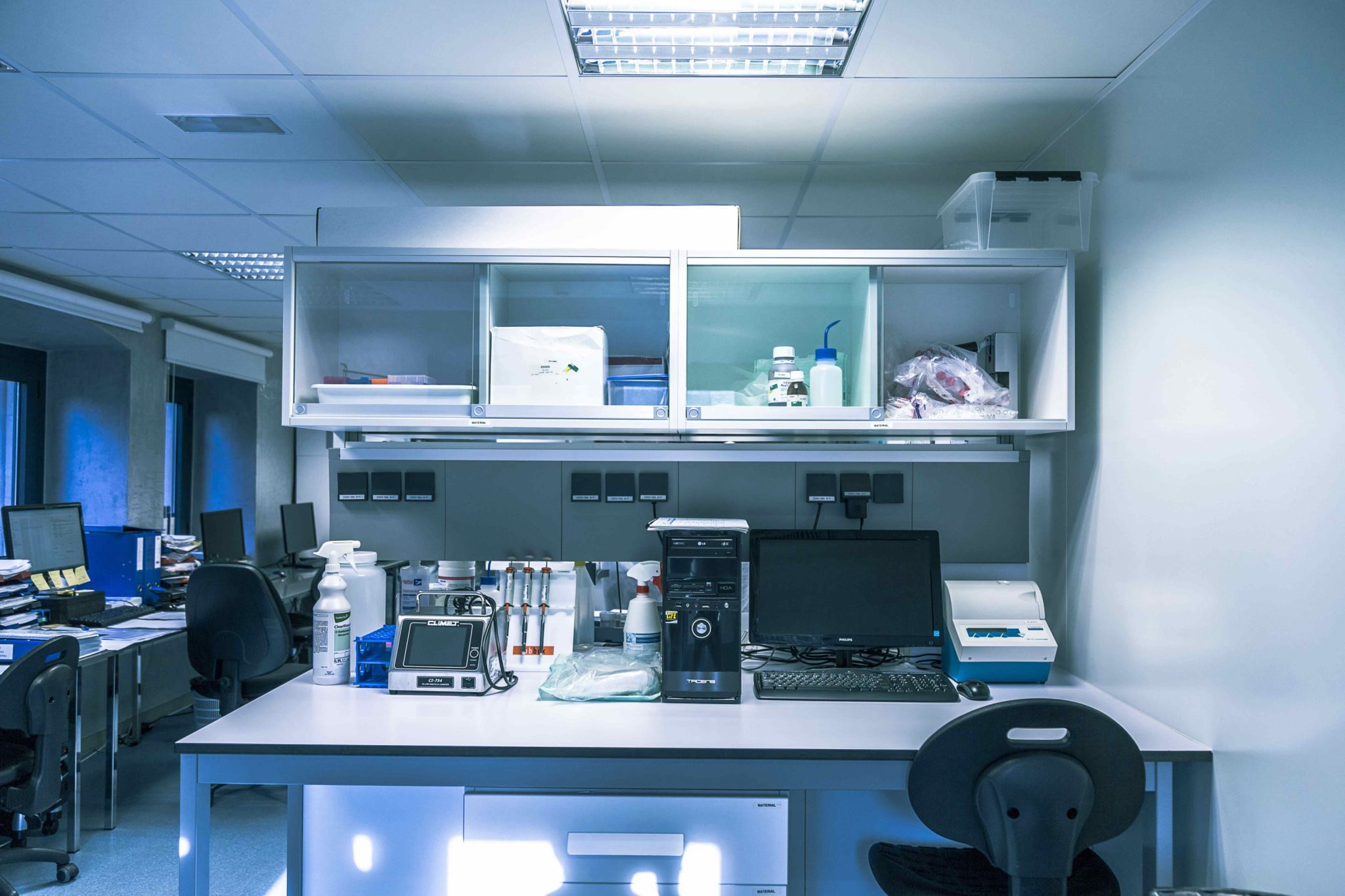 taula del laboratori de les sales blanques de Creatio, on es veuen els equips de treball. Imatge utilitzada per la notícia de UTOX.