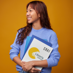 Estudiant amb llibres amb el logo de la libreria digital del ministerio de educación