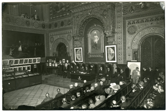 Inauguració de l'exposició d'estudis llunàtics al Paranimf de la Universitat (1912). Foto: AFB