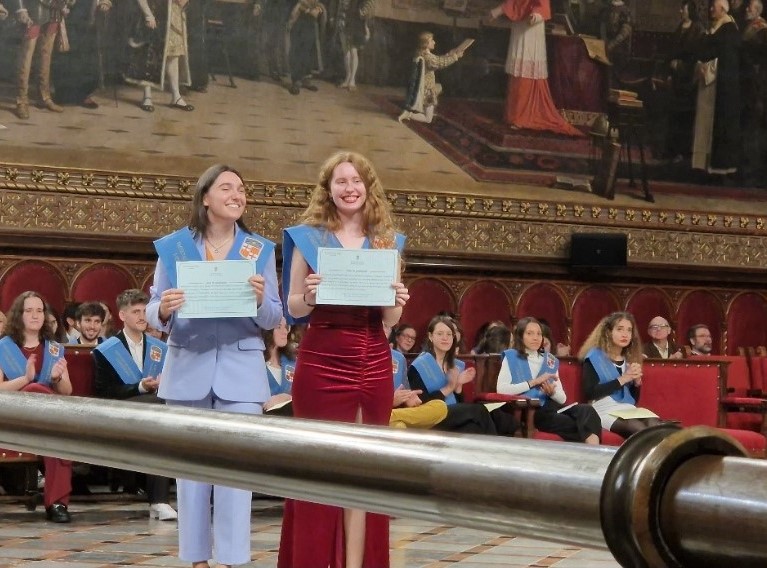 Alba Clopés i Roser Obradors, guanyadores de la segona edició del Premi a la qualitat lingüística en la difusió dels treballs finals de grau.