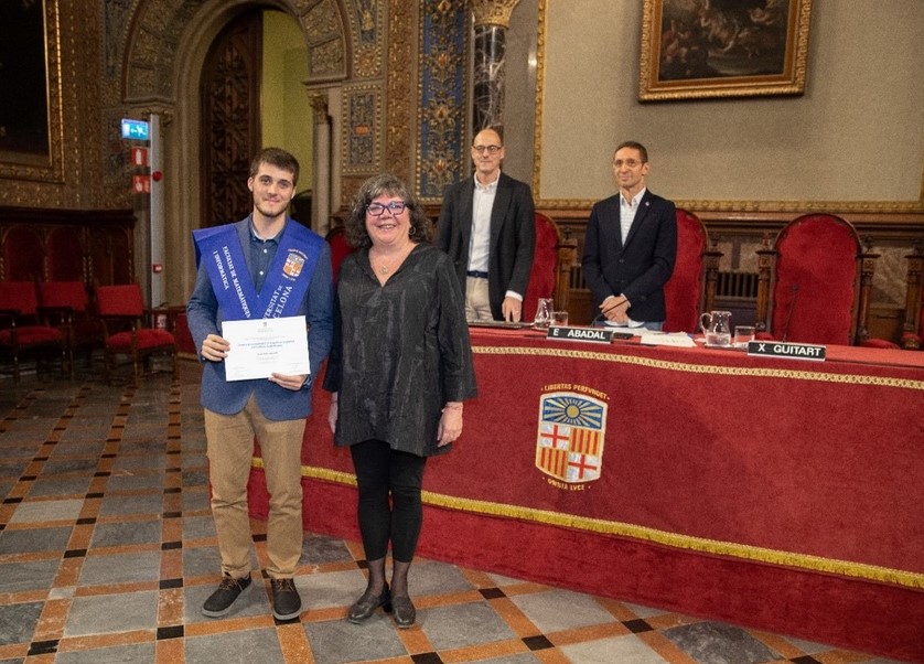 Lucas Uzías Acebedo, guanyador del Premi d’enguany, i Marta Juncadella, cap en funcions dels Serveis Lingüístics de la Universitat de Barcelona.