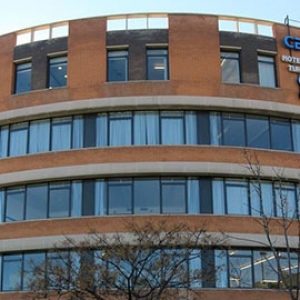Edifici de l'Escola Universitària d'Hoteleria i Turisme (CETT) - centre adscrit
