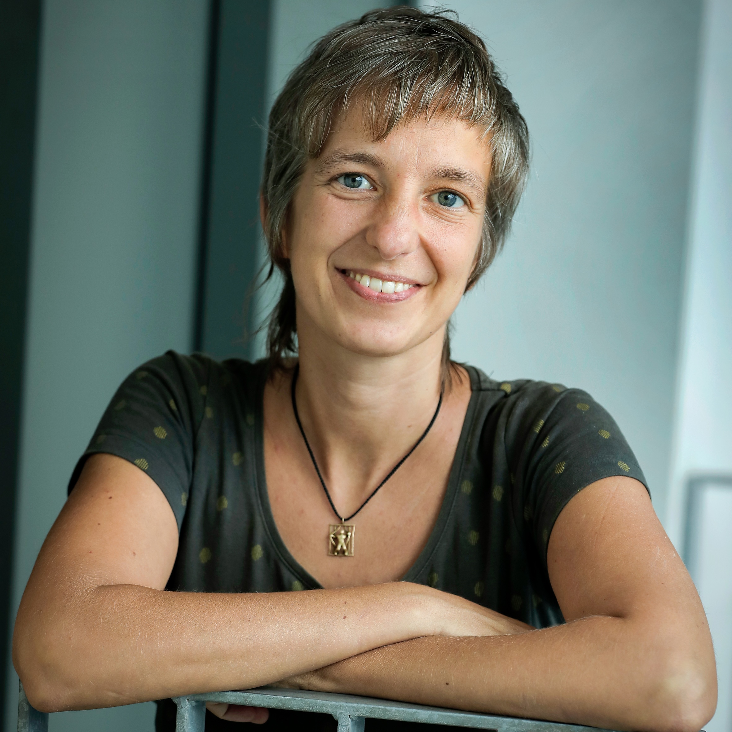 En la foto de perfil, Linn Biorklund se ve de frente, sonriendo. Mujer blanca, con gafas de lectura negras redondas, pelo rubio atado en el topo de la cabeza en forma de coque. Lleva una camiseta negra de cuello cerrado.