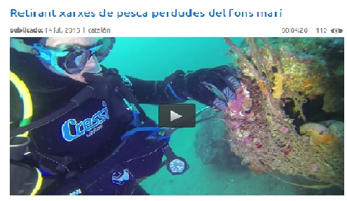 Retirant xarxes de pesca perdudes del fons marí