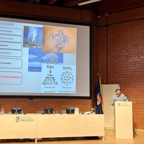 El director del Museo de Historia Natural de Palestina alerta sobre el ecocidio global en una conferencia en la UB