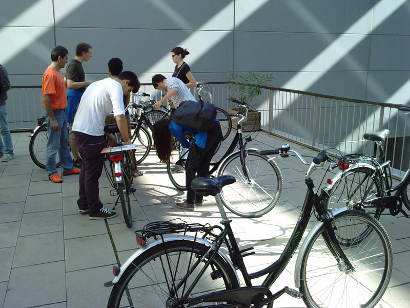 Atri Solar de les facultats de Física i de Química, acte de lliurament de bicicletes als participants en el programa Bicicampus del curs 2012-2013