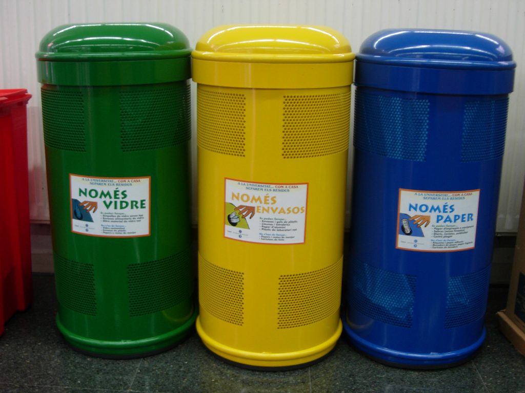 Exemples de contenidors de recollida selectiva a la UB