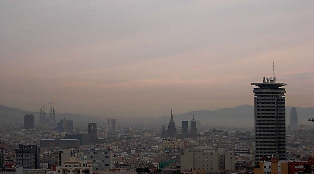 Imatge de la contaminació atmosfèrica a la ciutat de Barcelona. 