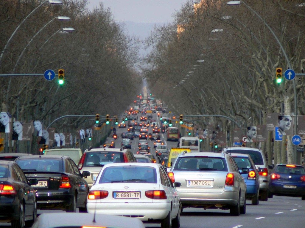 Imatge del trànsit a la ciutat de Barcelona. 