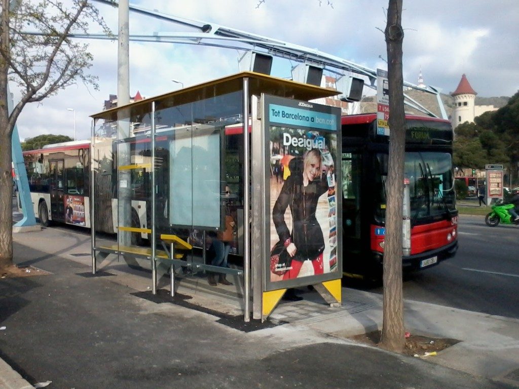 Nova marquesina d'autobusos al costat de la parada de metro de Zona Universitària