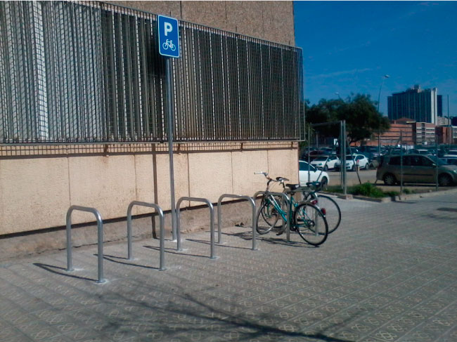 Nou aparcament de bicicletes a l'actual ubicació de l'ensenyament de Relacions Laborals.